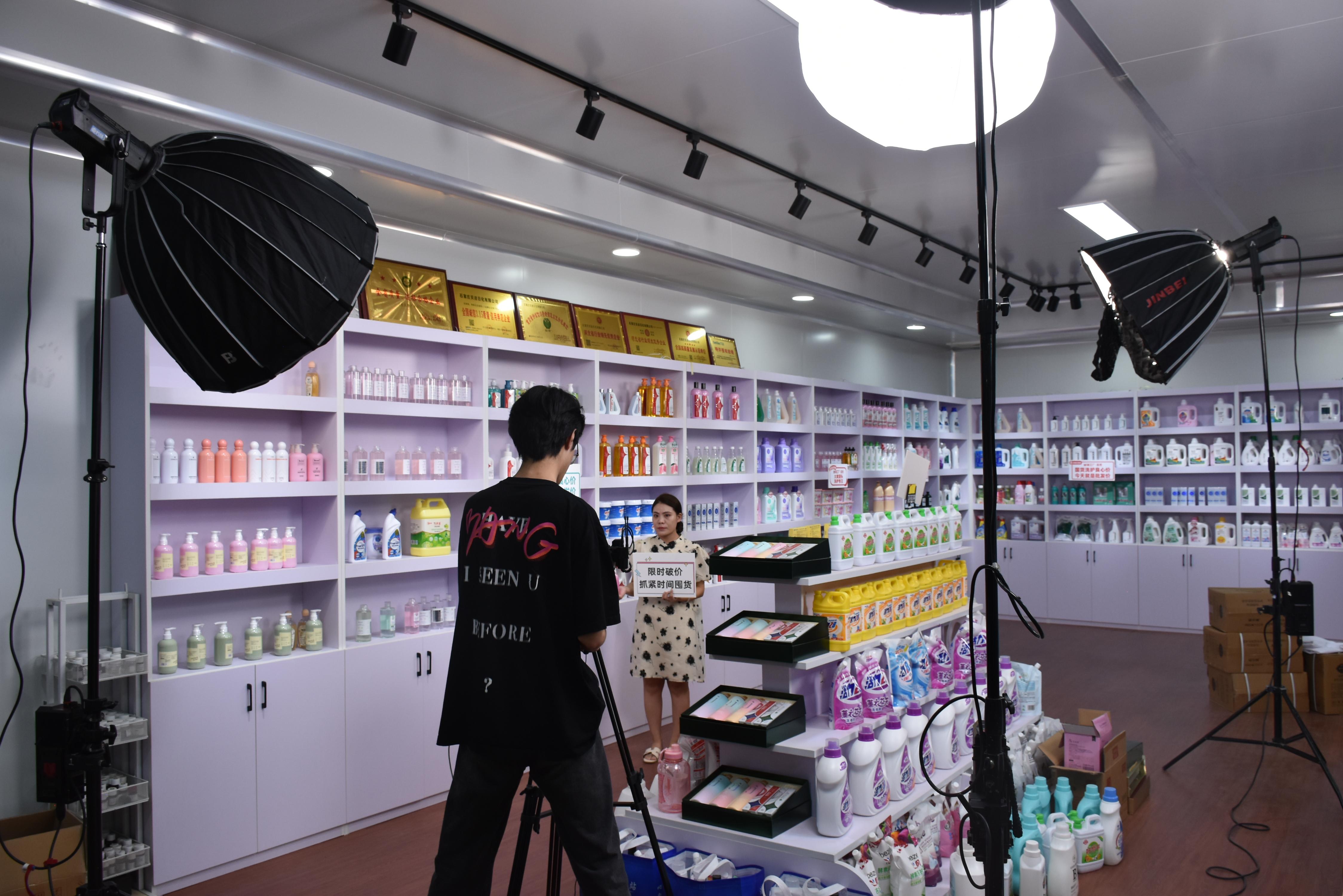 石家庄市市场监督管理局开启电商直播新场景 推动平台助企活动向纵深发展插图1 石家庄市市场监督管理局开启电商直播新场景 推动平台助企活动向纵深发展插图1