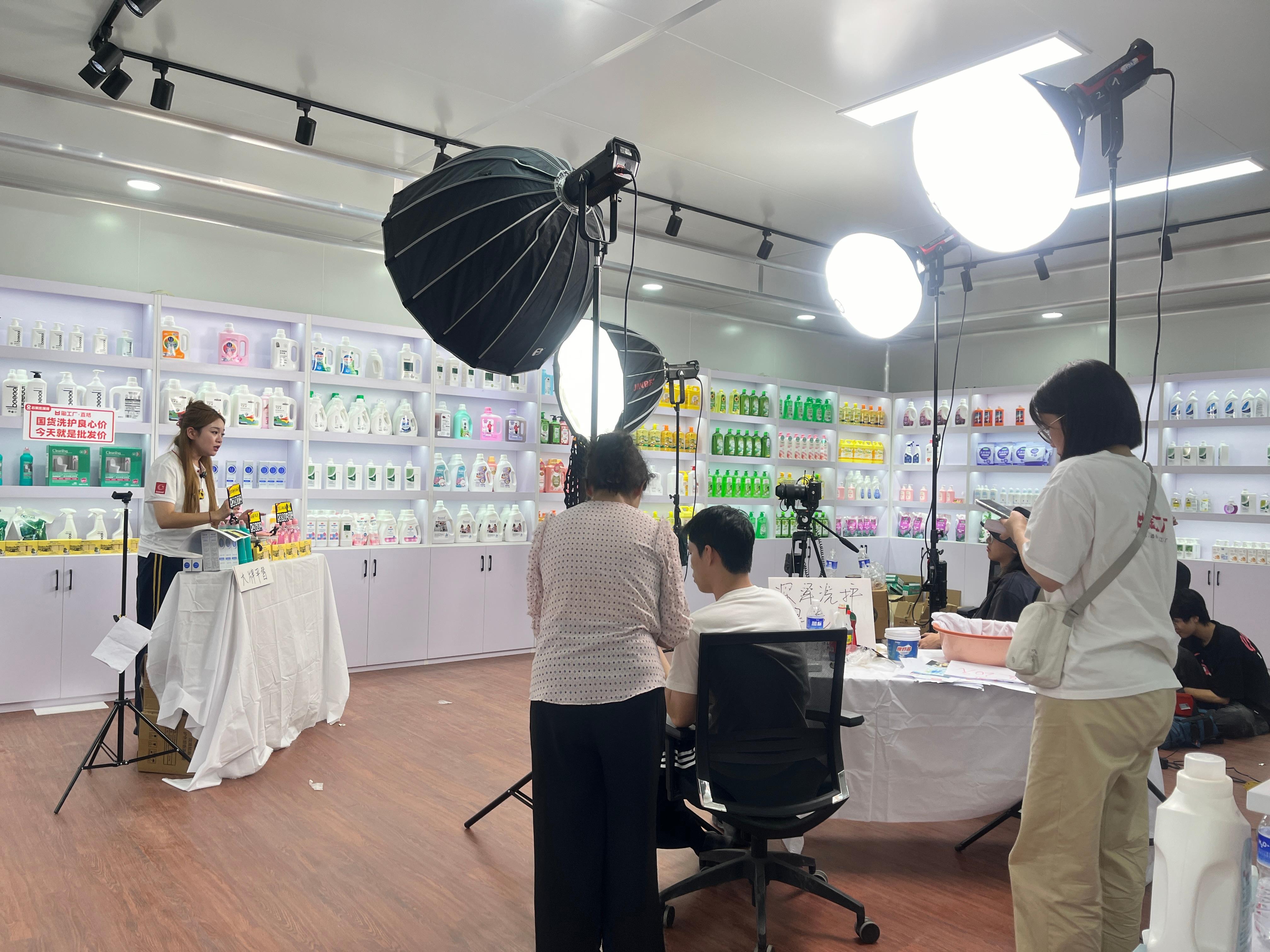 石家庄市市场监督管理局开启电商直播新场景 推动平台助企活动向纵深发展插图2 石家庄市市场监督管理局开启电商直播新场景 推动平台助企活动向纵深发展插图2